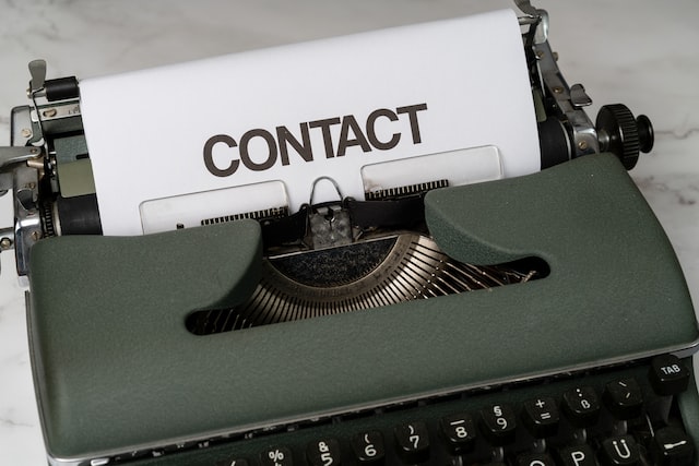 Afbeelding typmachine met tekst "Contact" voor bij tekst over contactpagina